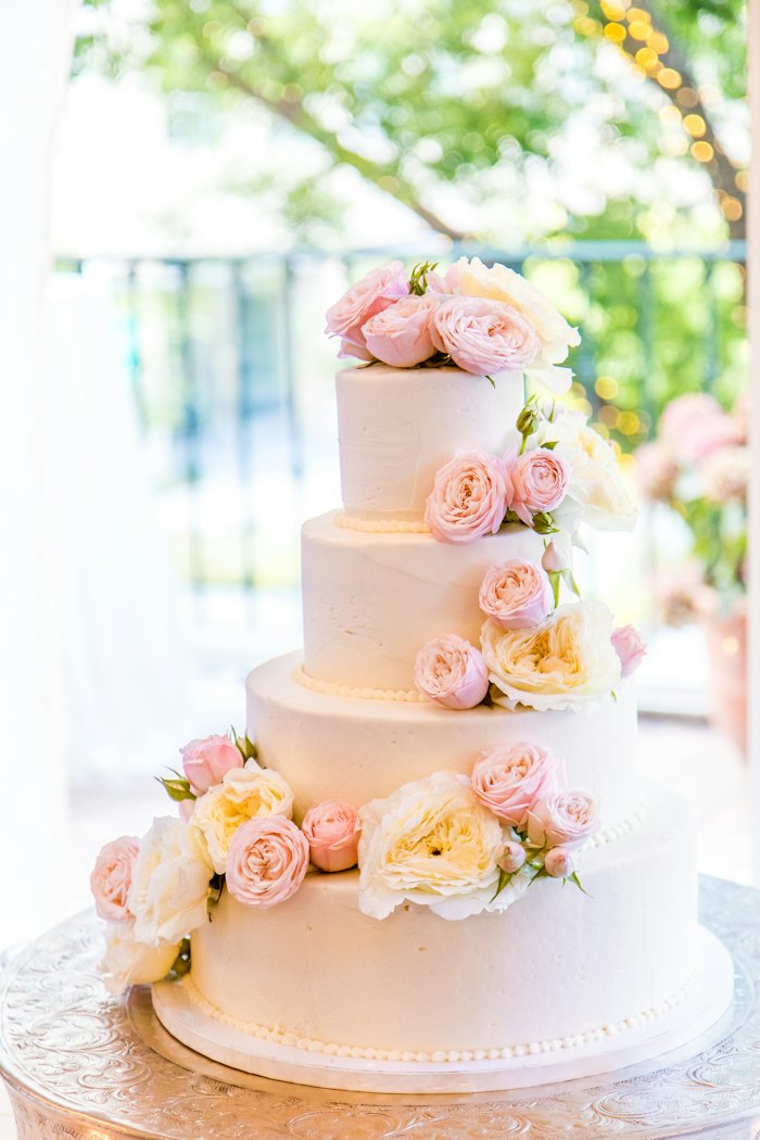 Tort decorat cu trandafiri