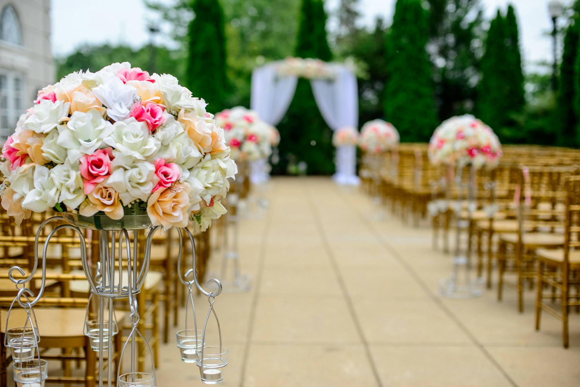 Ceremonie în aer liber, cu aranjamente florale